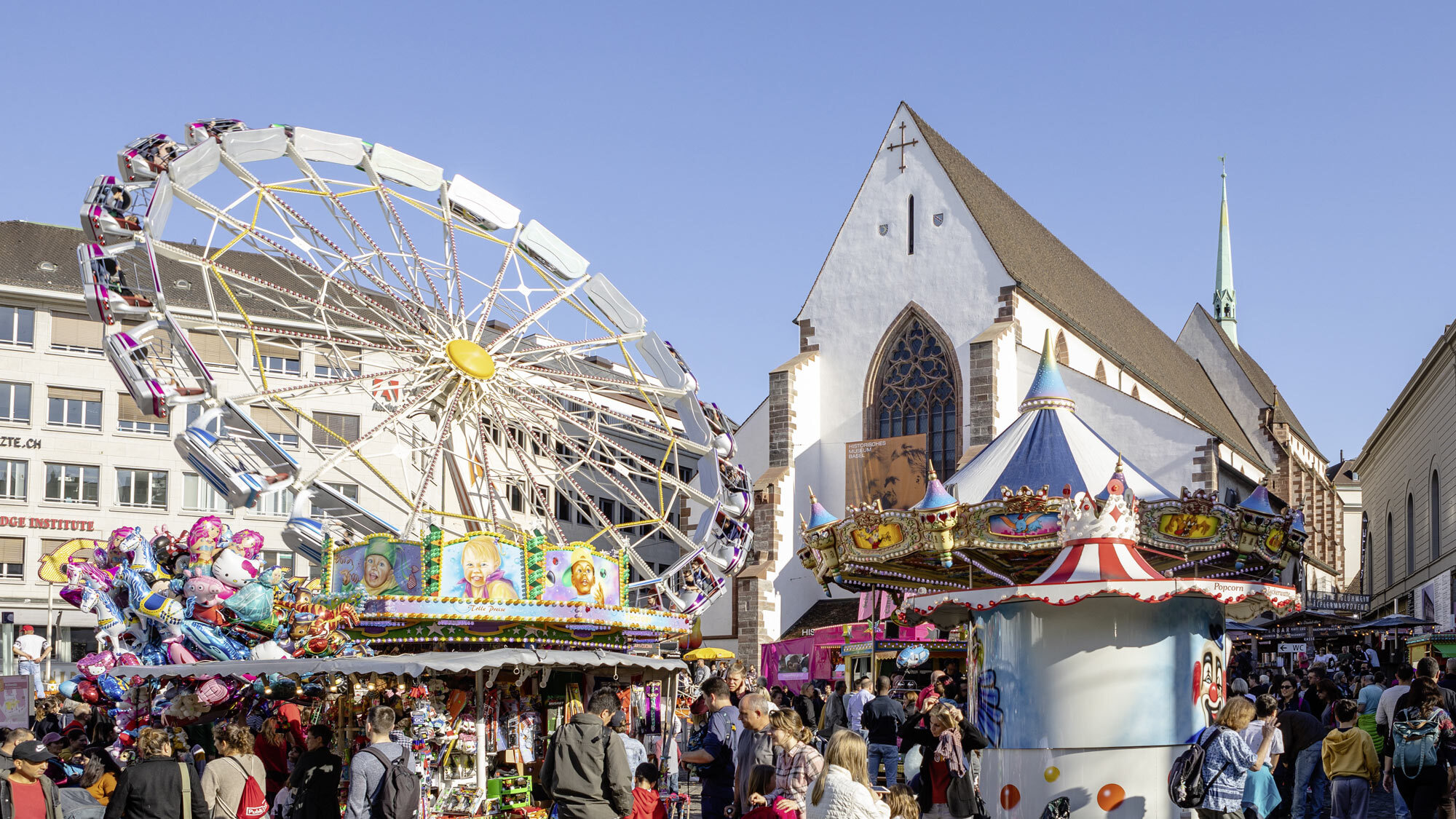 Barfüsserplatz heute: Ui, diese Bahn sieht schnell aus. Hoffentlich wird niemandem schlecht!