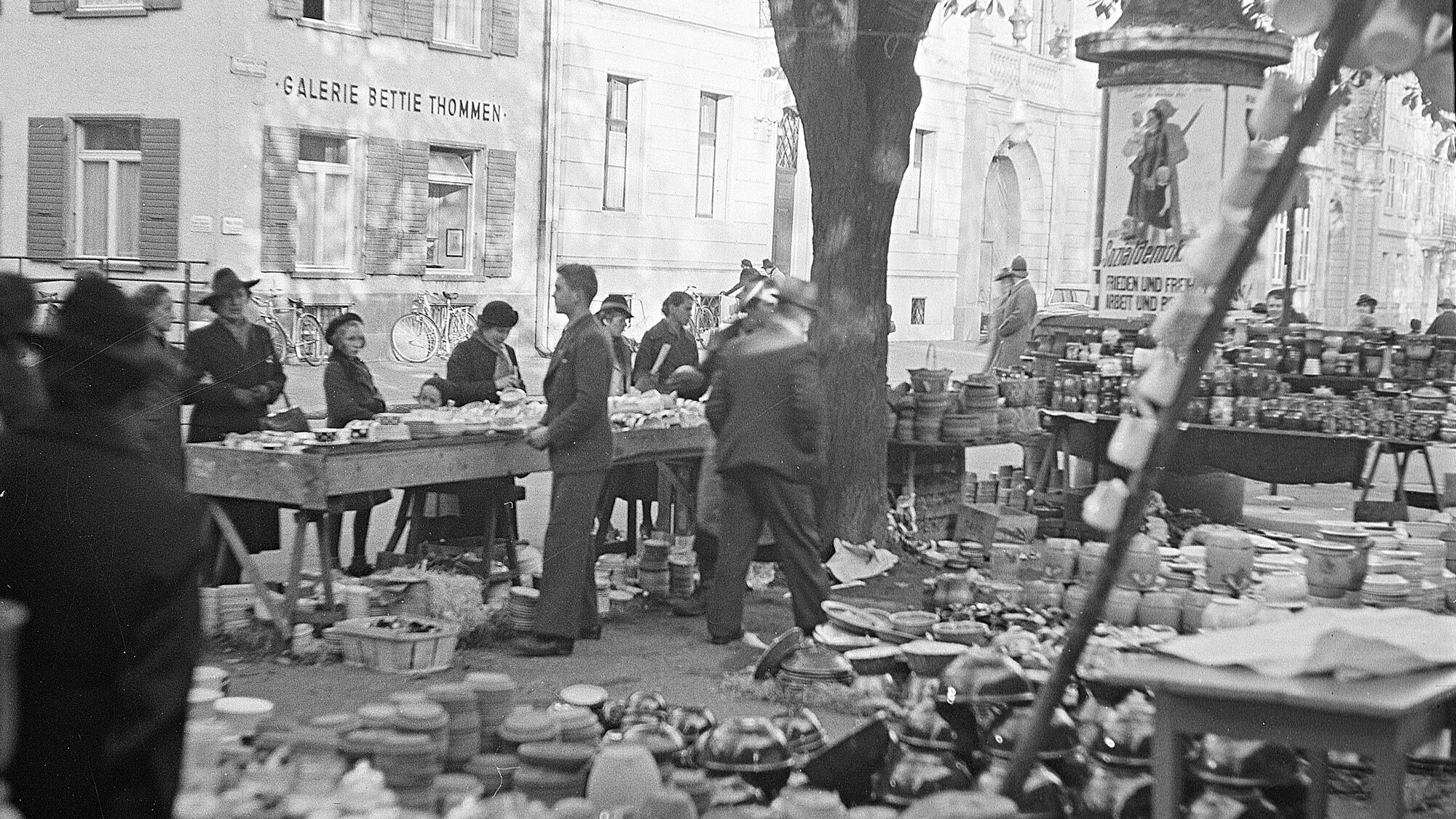 Petersplatz damals: Ob feine Mässspezialitäten oder von Hand gemachte Produkte: Das war und ist der Petersplatz auch heute. Staatsarchiv Basel-Stadt, NEG 21012.