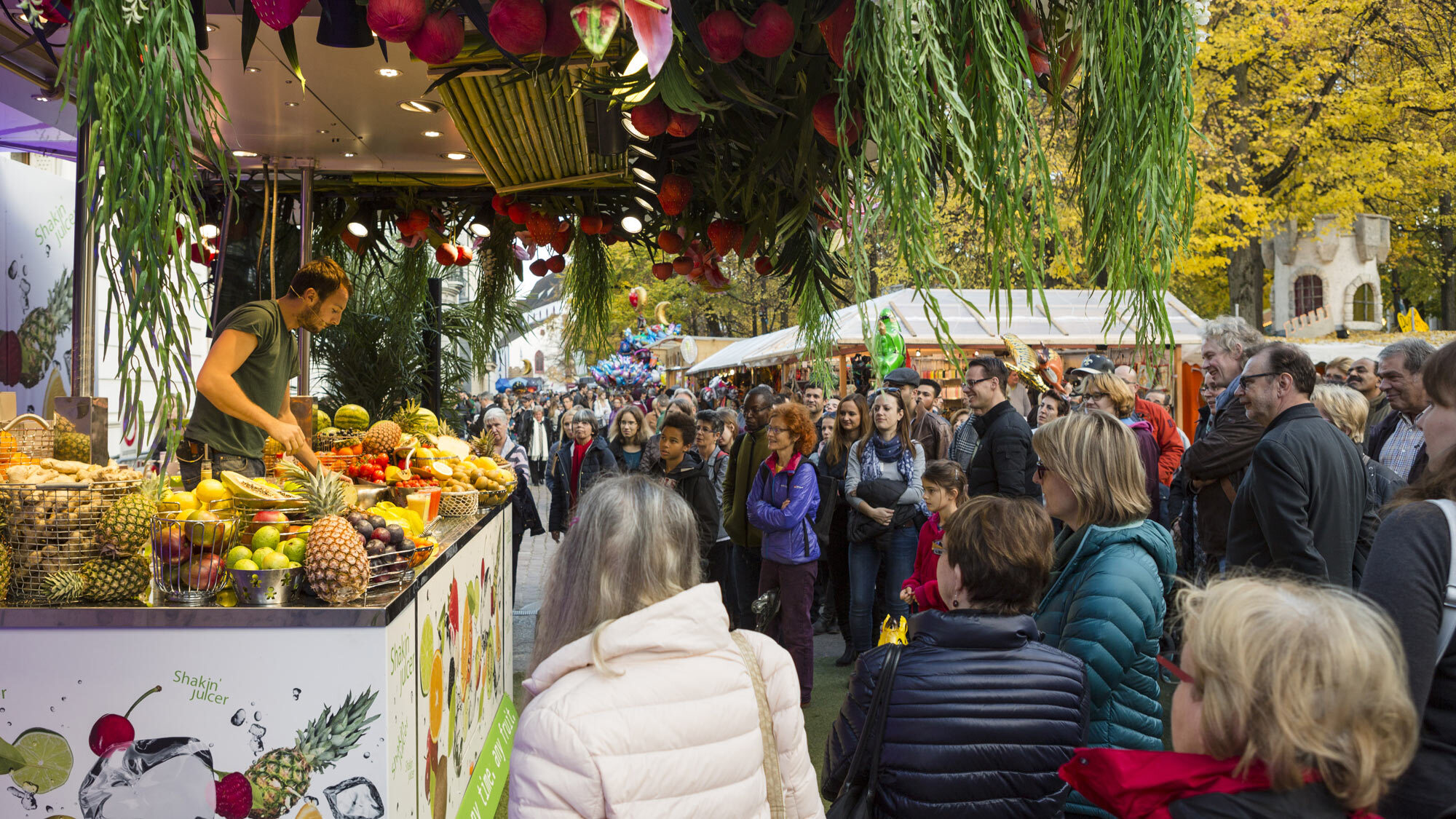 Früher «Marktschreier» genannt, heute ganz modern mit Mikrofon.