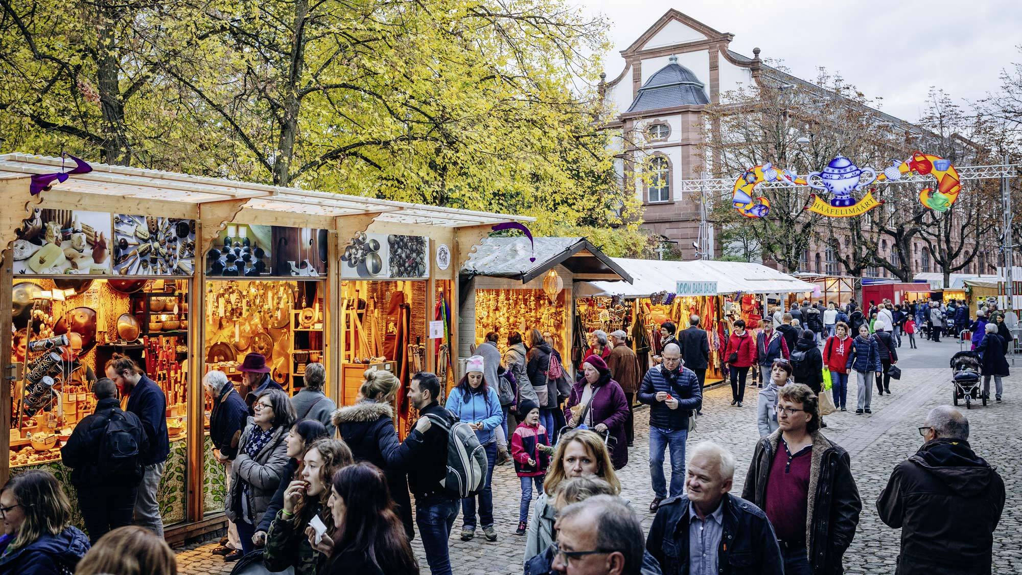 Petersplatz heute: Wer eine Auszeit vom lauten Gekreische auf den Bahnen möchte, geniesst die ruhige Stimmung auf dem Petersplatz.