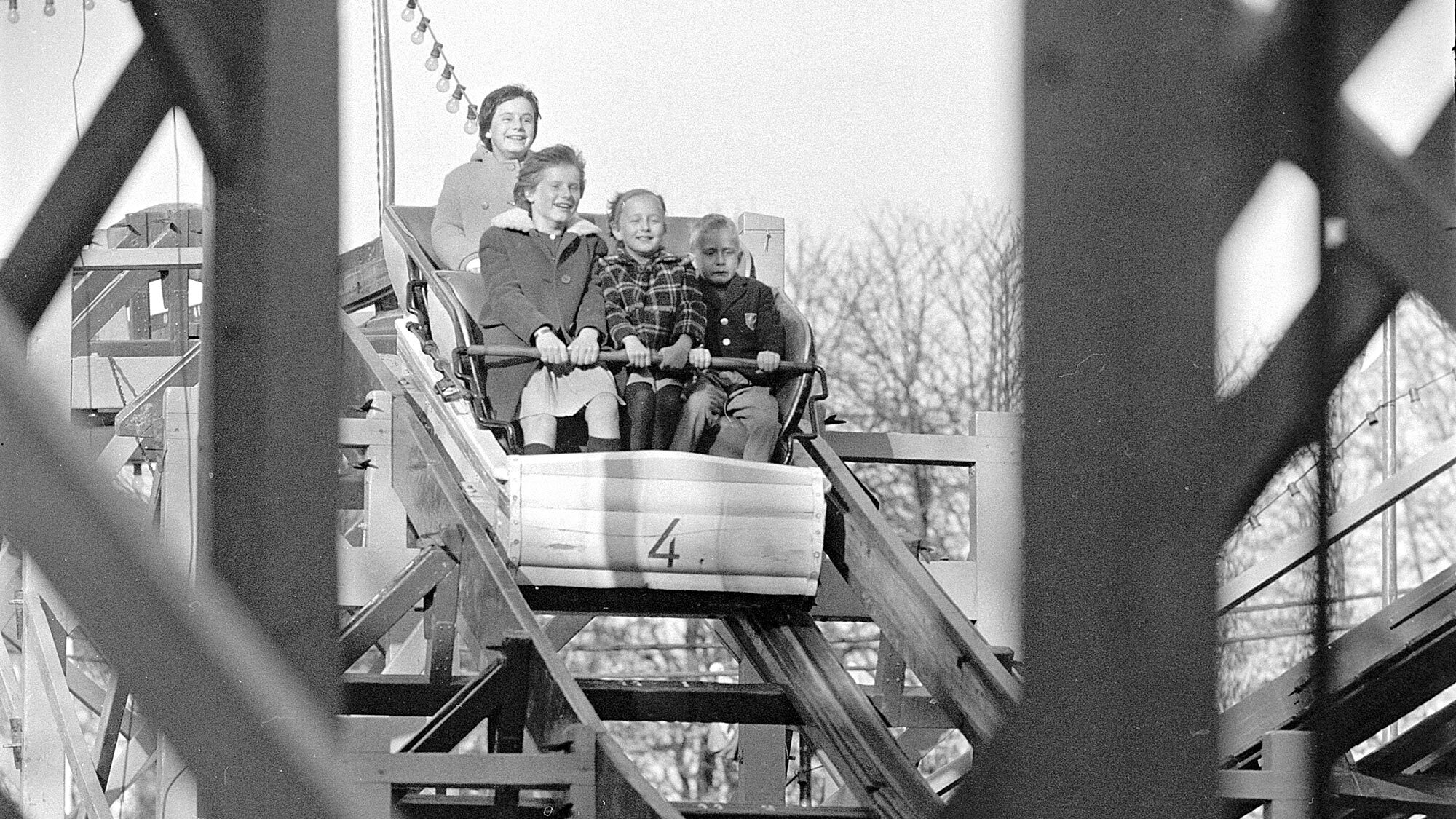 Rosentalanlage damals: Bereits 1963 durften die Basler Messebesucher auf der Rosentalanlage Achterbahn fahren. Staatsarchiv Basel-Stadt, BSL 1013 1-2275 1 (Foto Hans Bertolf).