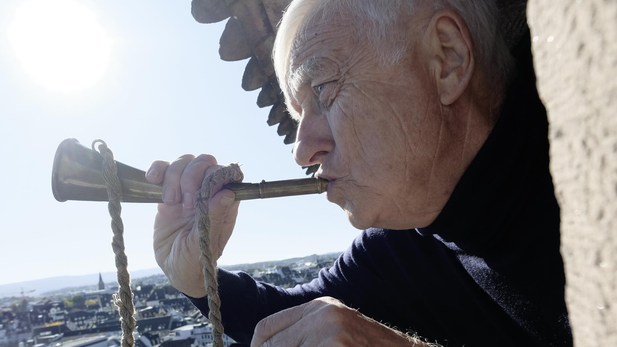 Endlich ist es so weit! Der Glöckner bläst das Horn, die Messe beginnt!