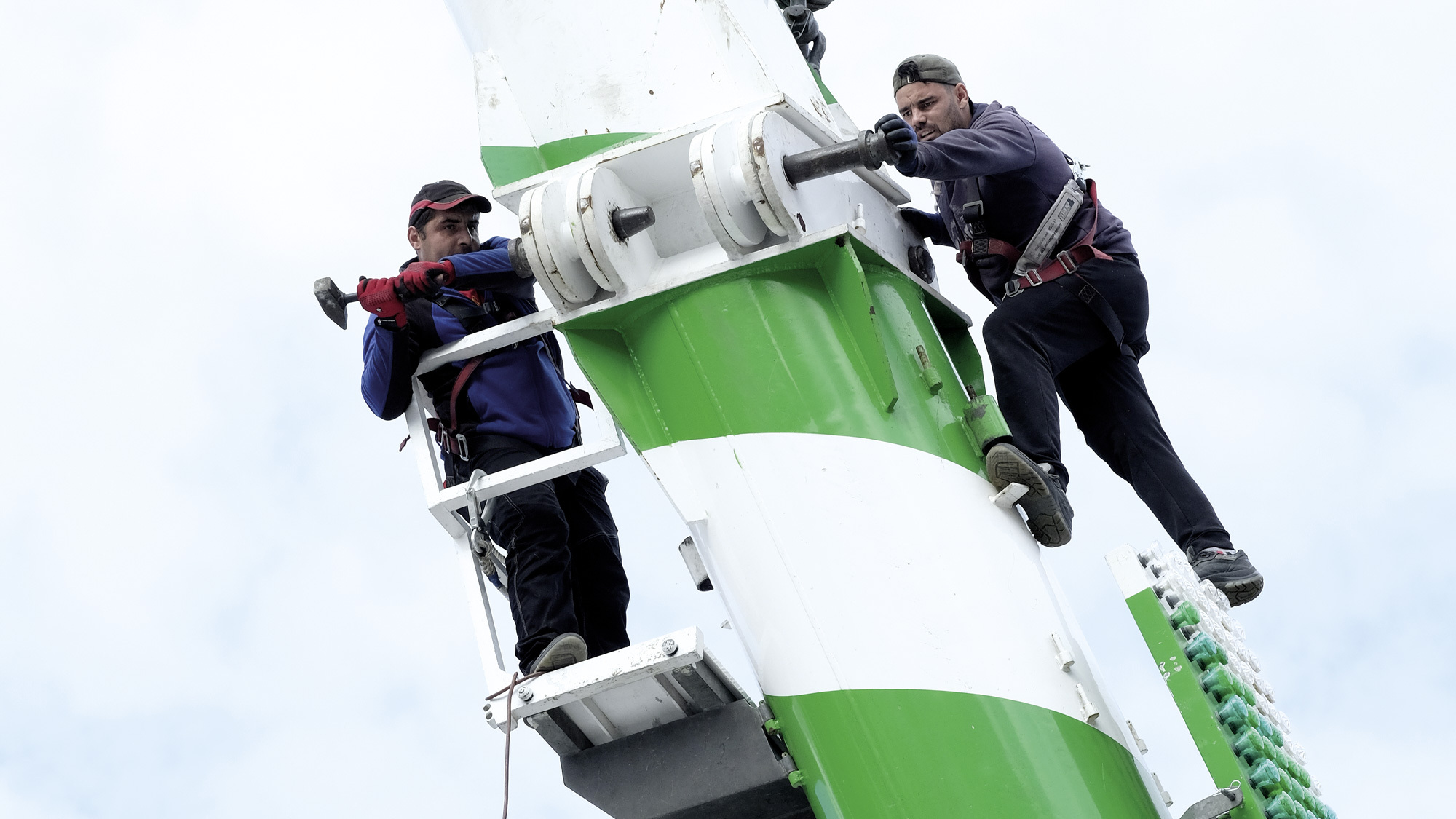 Beim Auf- und Abbau der Bahnen wird in schwindelerregender Höhe gearbeitet.