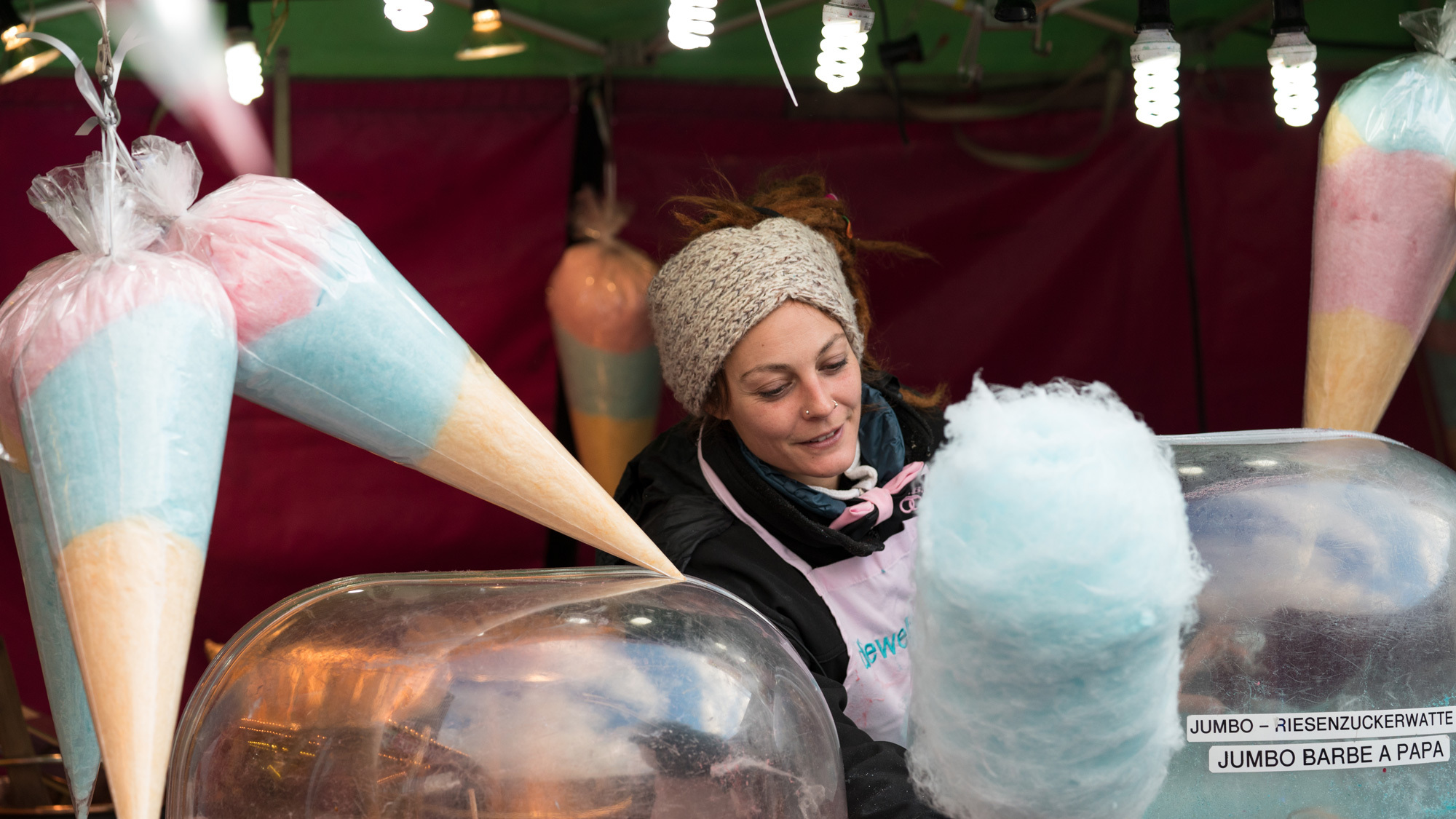 Wie entsteht eigentlich Zuckerwatte? Die Personen am Stand müssten es wissen!
